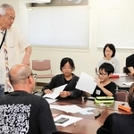 心理カウンセラーの佐藤秀明さんから出された課題に、楽しそうに取り組む参加者ら＝中央区橘通３、神戸市立婦人会館