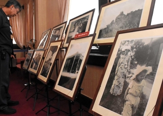 トーマス一家の避暑生活を記録した写真が並ぶ＝風見鶏の館