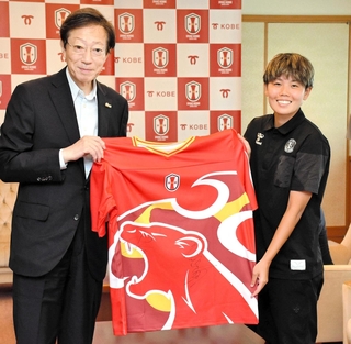 神戸市の久元喜造市長にサイン入りＴシャツを贈る三宅史織主将（右）＝神戸市役所