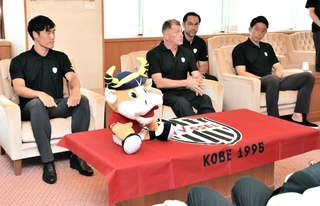 リーグ戦開幕に向けて抱負を語るミヒャエル・スキッベ監督（中央）＝神戸市役所