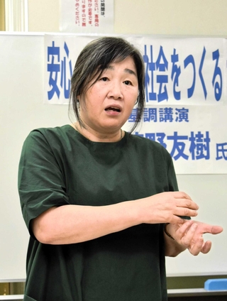 自死した息子への和歌山市の対応について問題点を訴える岩橋啓子さん＝兵庫区文化センター