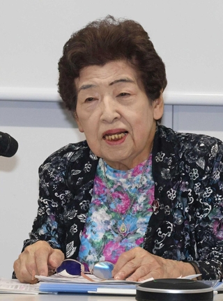 広島弁を交えて被爆体験を語る貞清百合子さん＝県保険医協会