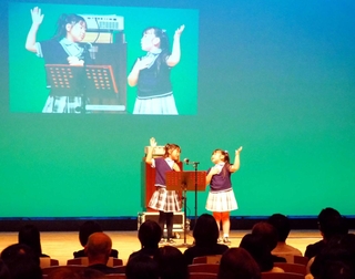 「きこえること、きこえないこと」と題して素直な思いを訴える水野妃愛さん（右）と中原希海さん＝神戸新聞松方ホール