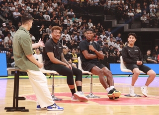 トークショーで質問に答える八村塁選手（右から２人目）。神戸ストークスに所属する弟の八村阿蓮選手（同３人目）も加わった＝ジーライオンアリーナ神戸