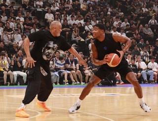 元コーチのフィル・ハンディさん（左）とトレーニングを披露する八村塁選手＝ジーライオンアリーナ神戸