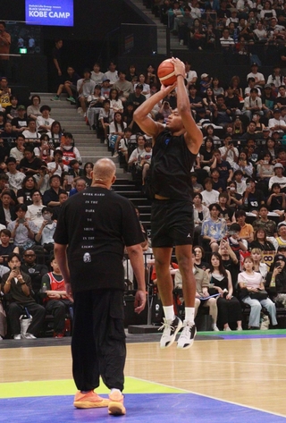 自身のワークアウトを披露する八村塁選手（右）＝ジーライオンアリーナ神戸