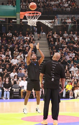 自身のワークアウトを披露する八村塁選手（左）＝ジーライオンアリーナ神戸