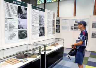 戦時中の生活を生々しく伝える資料展＝市立中央図書館
