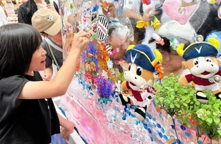 ヴィッセル神戸のリーグ優勝を祝う氷柱に触れる子どもたち＝三宮センター街１丁目商店街