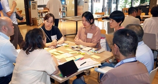 コベカツへの移行を控え、準備段階で抱える不安や疑問をぶつけ合う参加者ら＝県立神戸生活創造センター