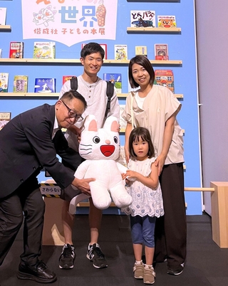 ５万人目の入場となり、記念品を受け取る横山莉子ちゃん（前列右）＝神戸ファッション美術館