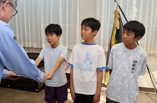 のじぎく賞を受ける（右から）芥川桜太郎さん、永井琉翔さん、黒石惟登さん＝神戸北署