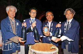 蔵出しした日本酒をＰＲする久保田博信さん（左から２人目）ら＝神戸市兵庫区の湊川隧道