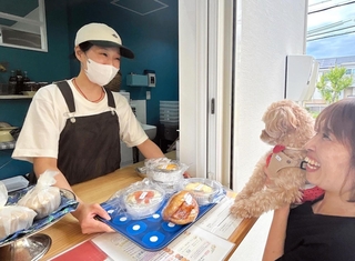 「お客さんとの会話が楽しい」と笑顔で接する川原未来さん（左）＝神戸市北区筑紫が丘４