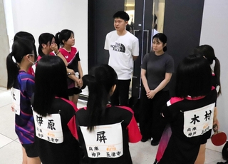 学校名を背負う最後の総体を終えた玉津中女子卓球部＝グリーンアリーナ神戸