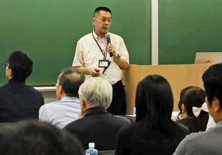 昨年の女性刺殺事件を振り返り、防犯について講演する中山誠教授（奥）＝関西国際大
