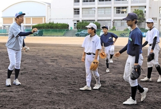 「エンジョイベースボールグロース」の体験会。部活動で顧問を務めた教員が熱心に指導する＝神戸市垂水区内