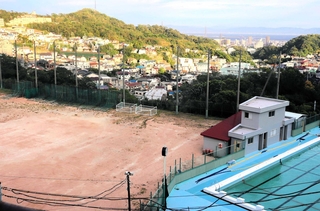 北区との境に近い高台にある雲雀丘中学校＝神戸市長田区雲雀ケ丘１