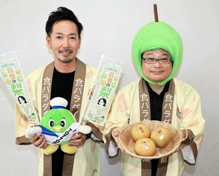 自慢の梨をアピールする鳥取県関西本部の職員＝神戸新聞本社