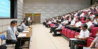 新人戦の大会運営について説明を受ける各競技団体の幹部ら＝神戸市総合教育センター