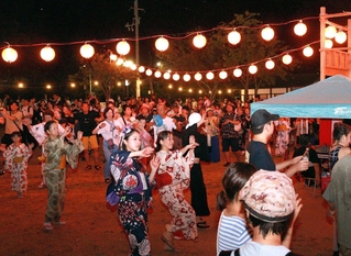 盆踊りを楽しむ住民ら＝須磨寺公園