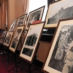 トーマス一家の避暑生活を記録した写真が並ぶ＝風見鶏の館