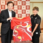 神戸市の久元喜造市長にサイン入りＴシャツを贈る三宅史織主将（右）＝神戸市役所