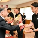 歓迎の花束を受け取る権田修一選手（右）ら＝神戸市役所