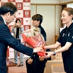 久元喜造市長から花束を受け取る宮本ともみ監督＝神戸市役所