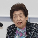 広島弁を交えて被爆体験を語る貞清百合子さん＝県保険医協会