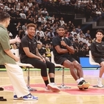 トークショーで質問に答える八村塁選手（右から２人目）。神戸ストークスに所属する弟の八村阿蓮選手（同３人目）も加わった＝ジーライオンアリーナ神戸