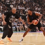 元コーチのフィル・ハンディさん（左）とトレーニングを披露する八村塁選手＝ジーライオンアリーナ神戸