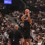自身のワークアウトを披露する八村塁選手（右）＝ジーライオンアリーナ神戸