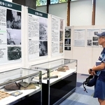 戦時中の生活を生々しく伝える資料展＝市立中央図書館
