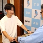 アパートの雨どいから出た火を消火し、須磨署長感謝状を受け取る木谷悠人さん（左）＝神戸市須磨区大池町５、須磨署