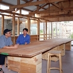 牛舎の構造を生かした開放的なワイナリー。宮本健司さん（右）は、地域住民らが集う拠点を目指している＝神戸市北区大沢町上大沢
