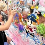 ヴィッセル神戸のリーグ優勝を祝う氷柱に触れる子どもたち＝三宮センター街１丁目商店街