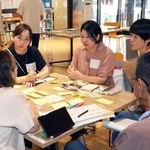 コベカツへの移行を控え、準備段階で抱える不安や疑問をぶつけ合う参加者ら＝県立神戸生活創造センター