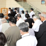 八点鐘が響く中で黙とうする参列者たち＝戦没した船と海員の資料館