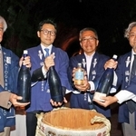 蔵出しした日本酒をＰＲする久保田博信さん（左から２人目）ら＝神戸市兵庫区の湊川隧道