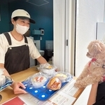 「お客さんとの会話が楽しい」と笑顔で接する川原未来さん（左）＝神戸市北区筑紫が丘４