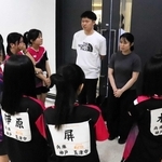 学校名を背負う最後の総体を終えた玉津中女子卓球部＝グリーンアリーナ神戸
