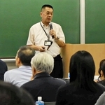 昨年の女性刺殺事件を振り返り、防犯について講演する中山誠教授（奥）＝関西国際大