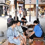 ぬるめの温度に設定された足湯で疲れを癒やす観光客ら＝神戸市北区有馬町