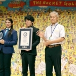 制作した間違い探しが、世界最多の間違い数としてギネスに認定された山崎秀昭さん（左から２人目）＝神戸市兵庫区荒田町１、兵庫区役所