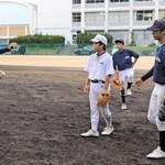 「エンジョイベースボールグロース」の体験会。部活動で顧問を務めた教員が熱心に指導する＝神戸市垂水区内