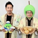 自慢の梨をアピールする鳥取県関西本部の職員＝神戸新聞本社