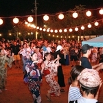 盆踊りを楽しむ住民ら＝須磨寺公園