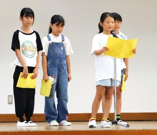 始業式で２学期の目標を発表する児童＝湊小学校