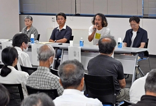 森との関わり合いについて意見を交わす登壇者＝中央区磯辺通２
